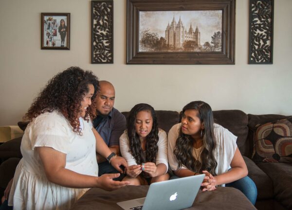 Lyza Nau and her family around a laptop