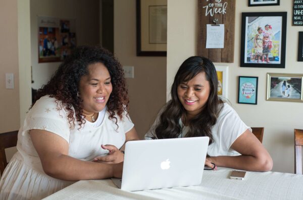 Lyza Nau and her daughter Destany surrounded around a laptop