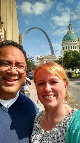 Alanna and James in front of the St. Louis Gateway Arch in Missouri