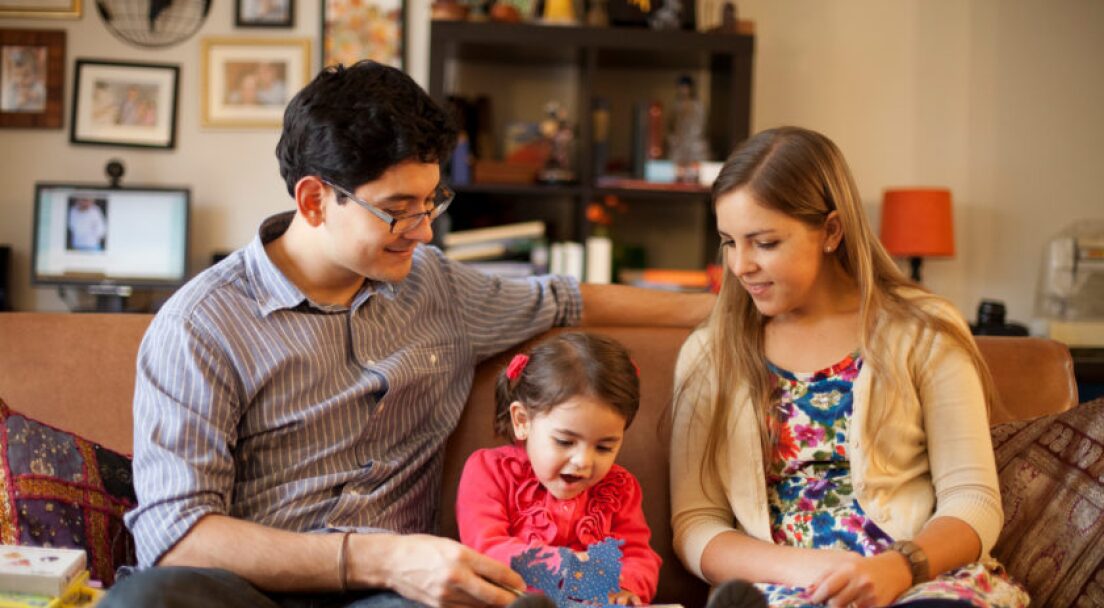 family-reading-921279-wallpaper-1-840x560.jpg