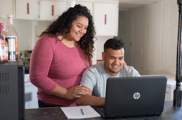 Kitekei'aho Family looks at a laptop together