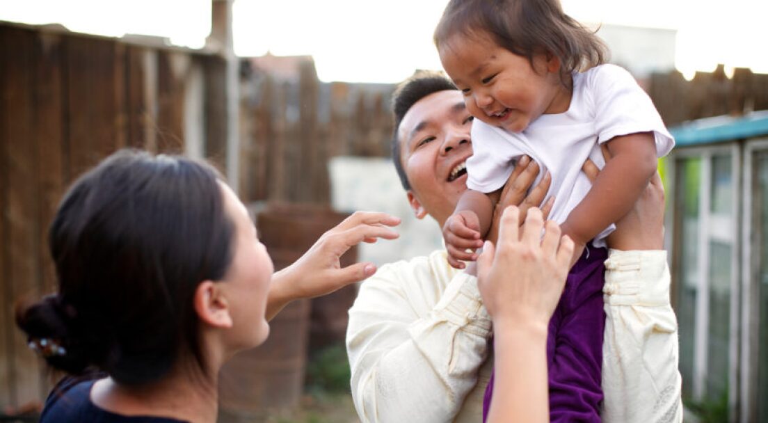 parents-with-toddler-1184948-wallpaper-840x560.jpg